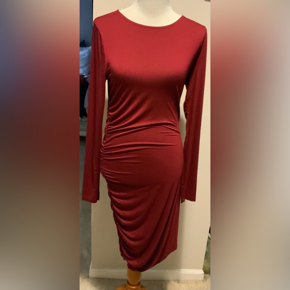 Three Dots Long-Midi/Maxi, Red RuchedLong Sleeve Body95% Viscose, 5% Spandex